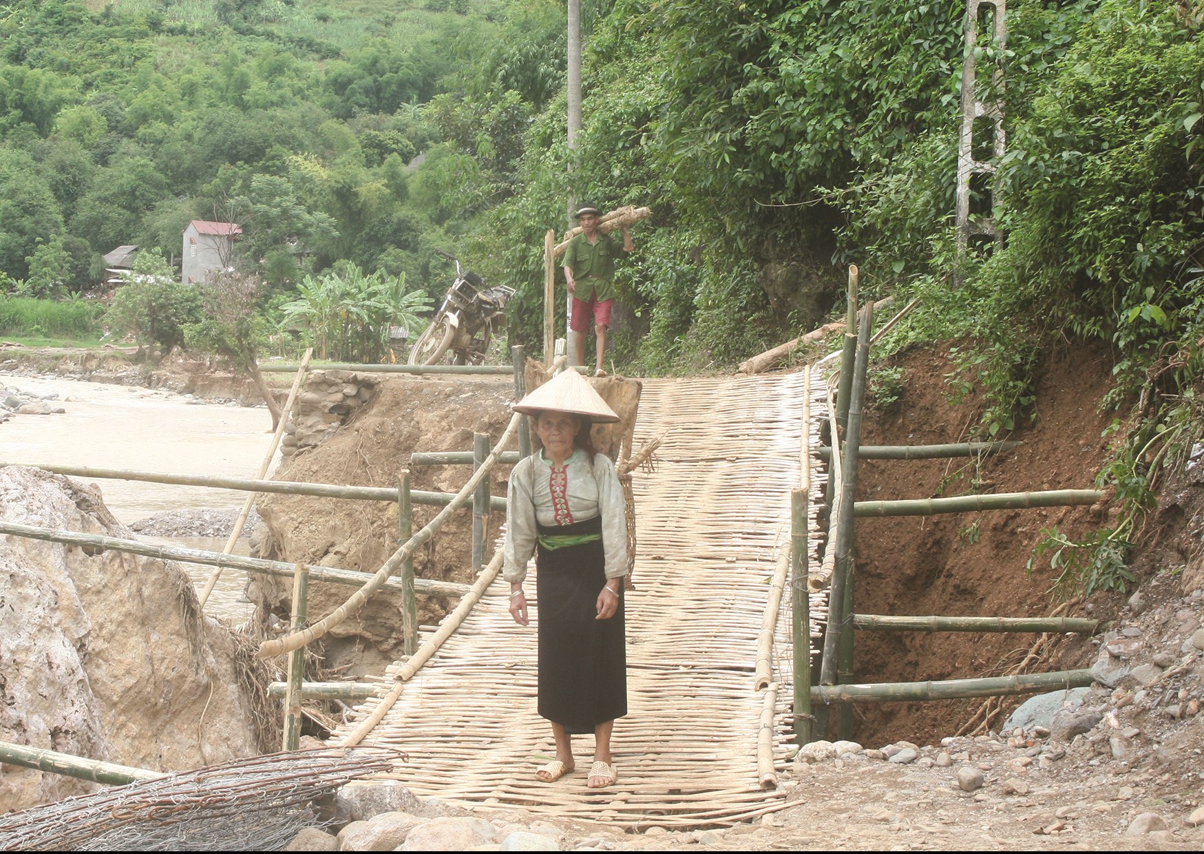 Phụ nữ tham gia nhiều việc nặng trong PCTT. (Trong ảnh: phụ nữ tham gia vớt củi trong lũ ở Mường La, Sơn La)