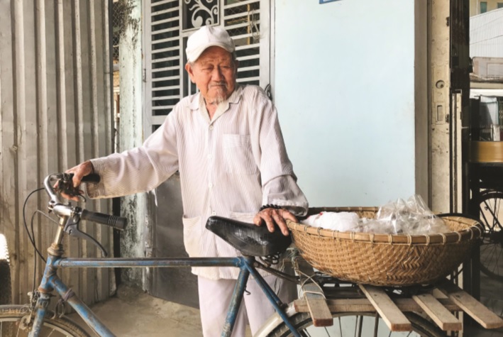 Cụ Lưu Bình và chiếc xe đạp gắn bó với hành trình làm việc thiện nhiều năm qua