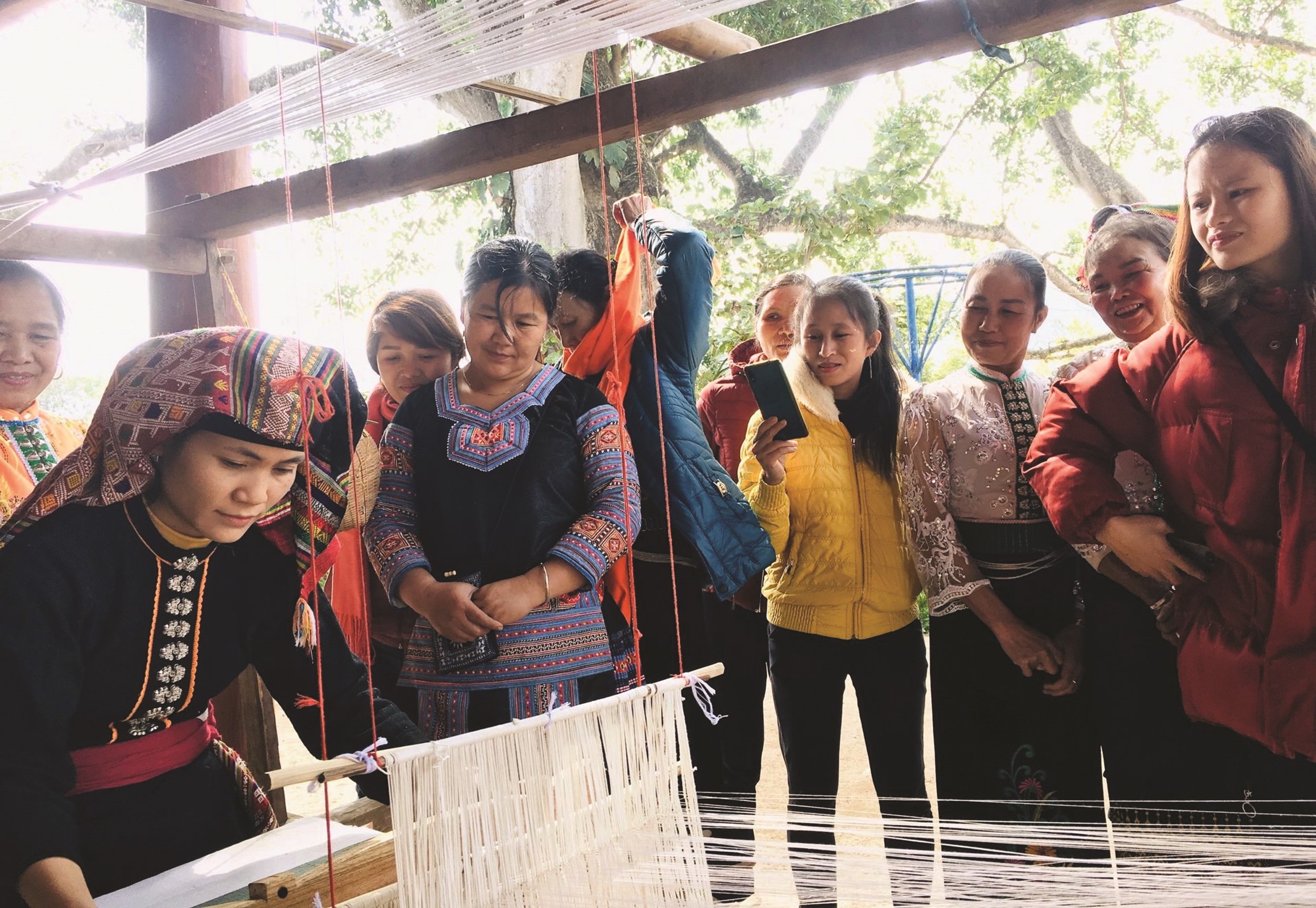 Chị Sầm Thị Tình, HTX Dệt Thổ cẩm Hoa Tiến giới thiệu kỹ thuật dệt thổ cẩm tại một cuộc triển lãm ở Hà Nội. (Ảnh nhân vật cung cấp).