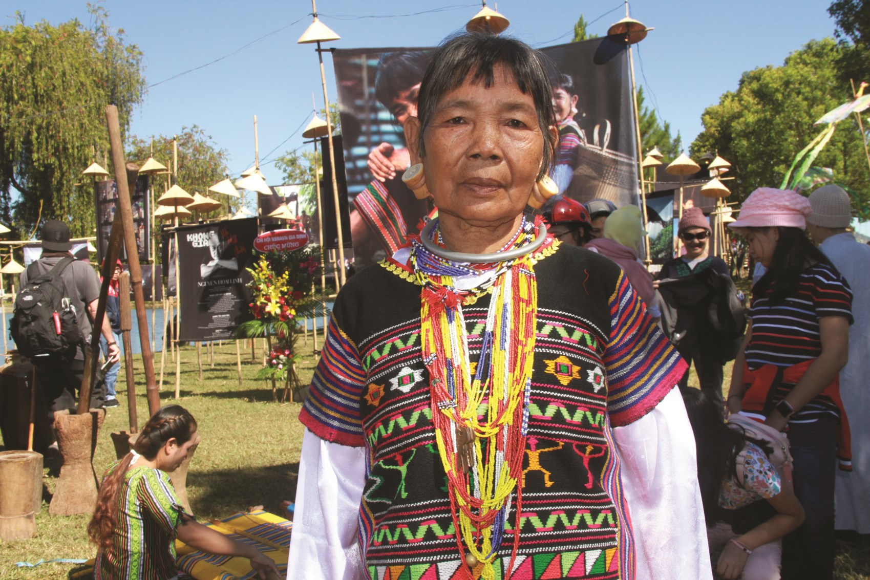Bà Điểu Thị Lang, dân tộc Mạ đeo đôi bông tai bằng ngà voi từ mấy chục năm nay