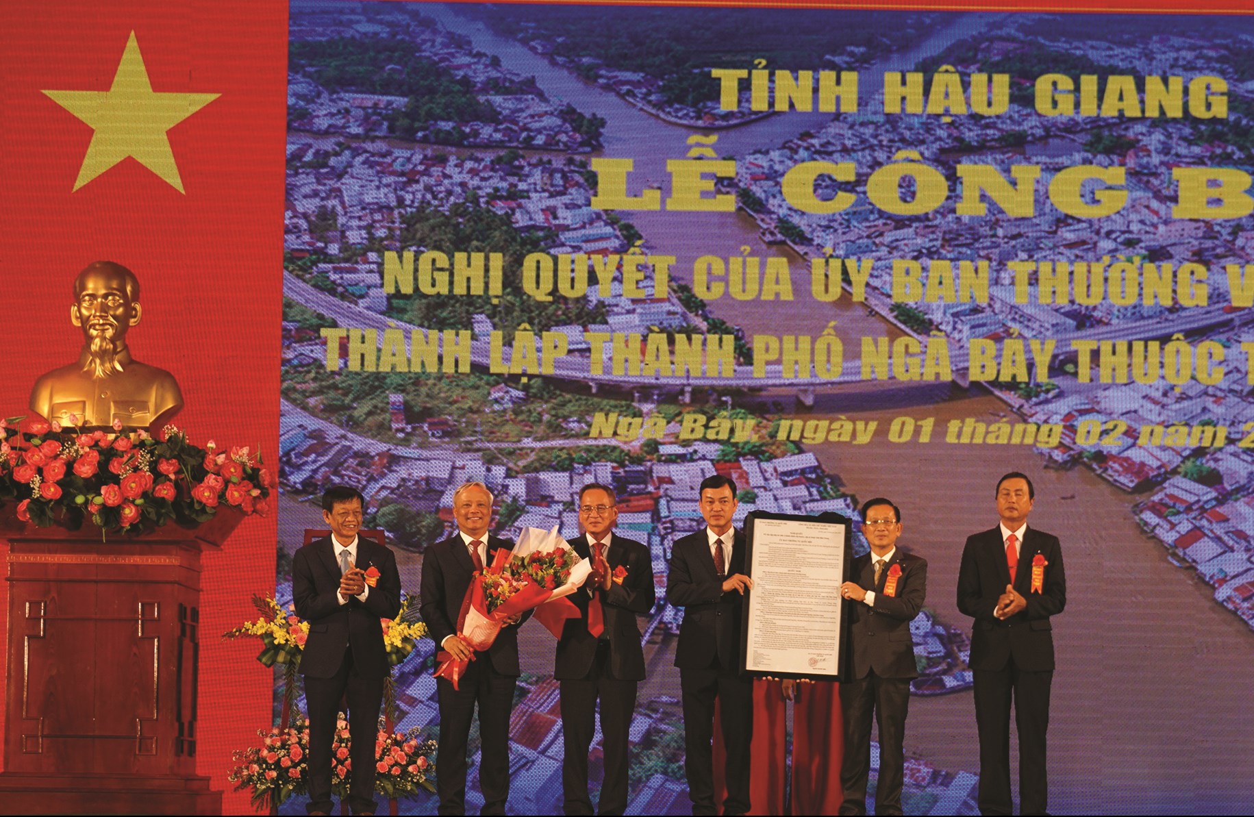 Lễ Công bố quyết định thị xã Ngã Bảy lên thành phố trực thuộc tỉnh Hậu Giang
