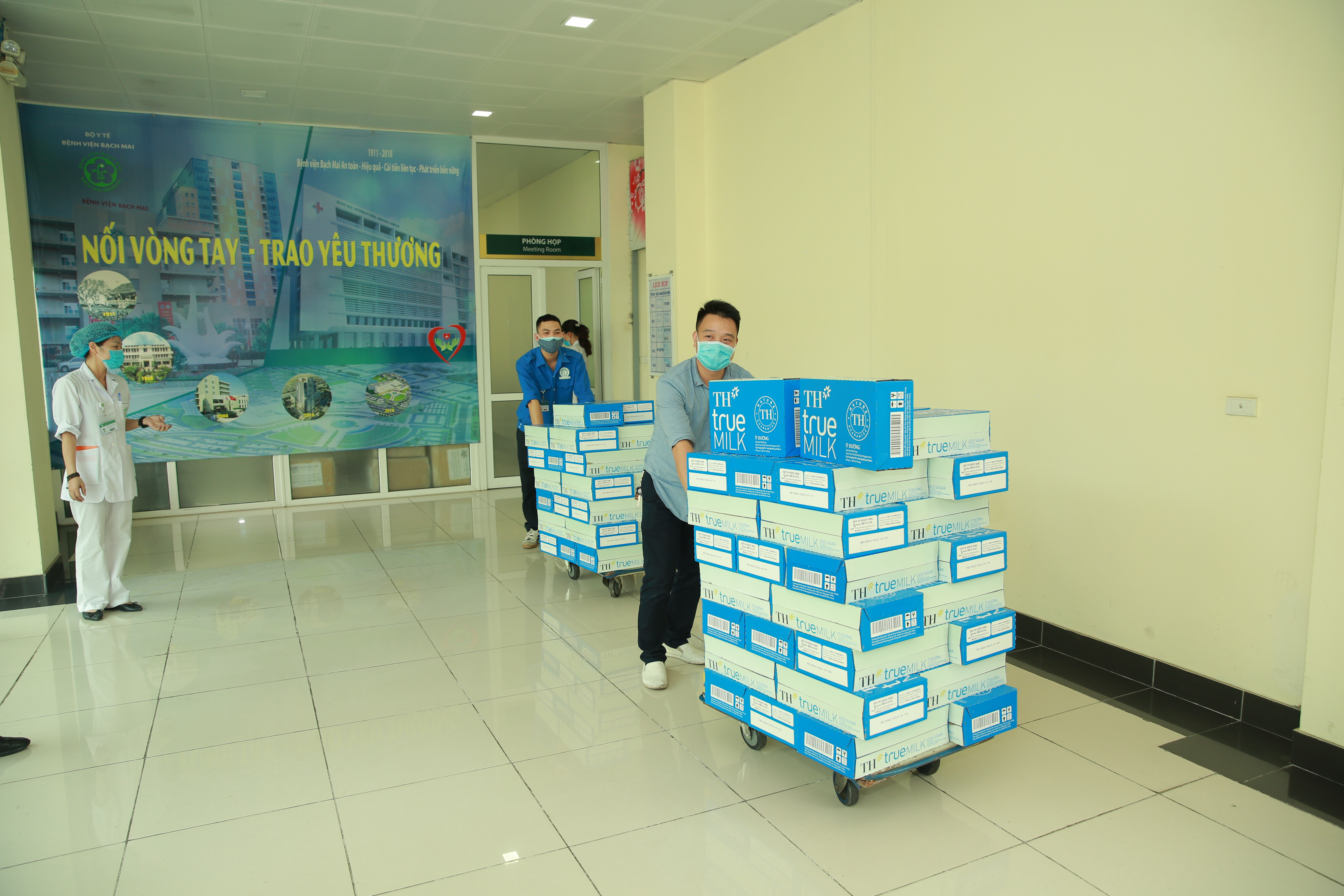 Những ly sữa tươi được trao tận tay các bác sỹ ở bệnh viện Bạch Mai – những người nơi tuyến đầu chống dịch