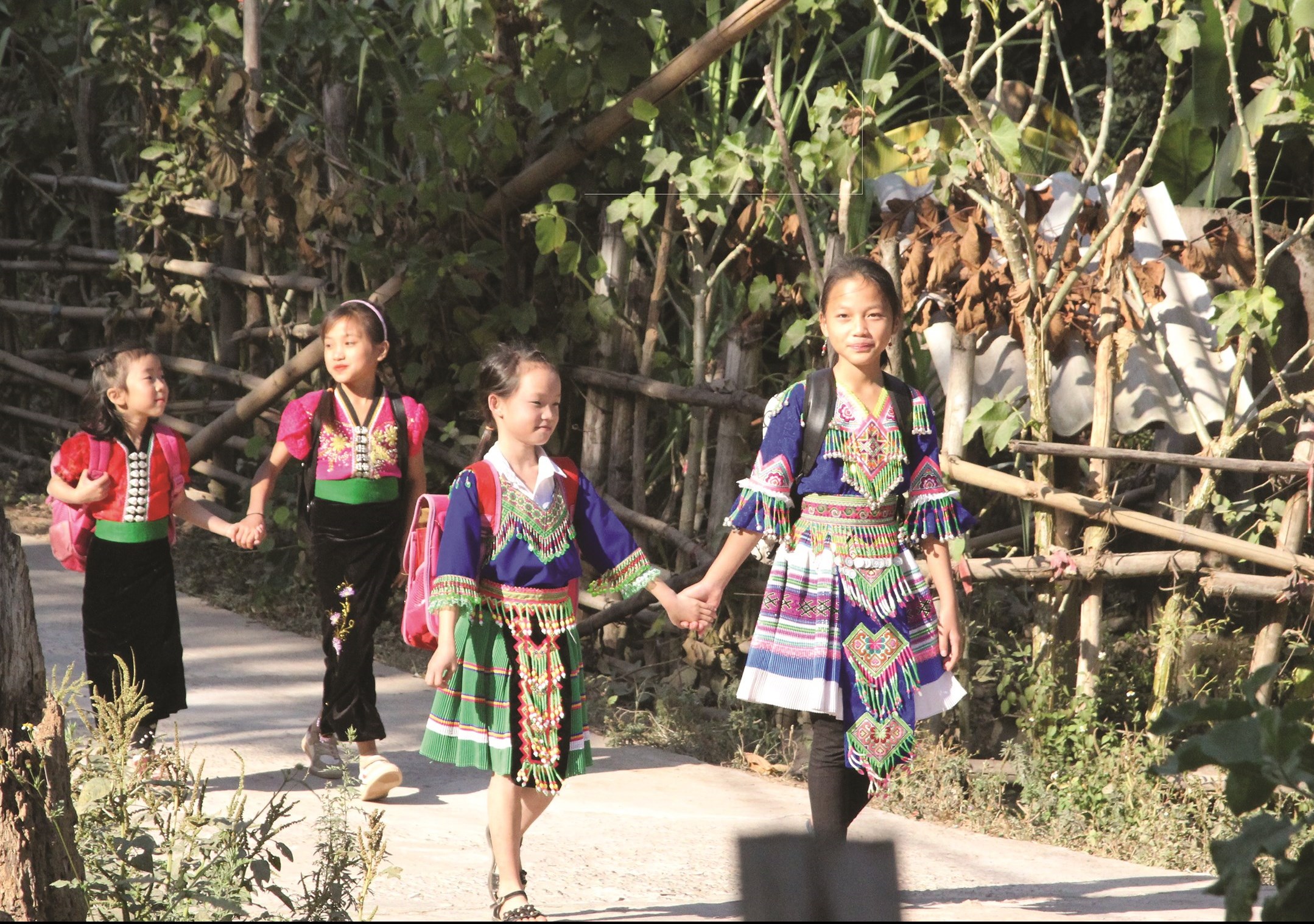 Em Sùng Thị Dín (đi đầu bên phải) trên đường đến trường. Ảnh chụp tháng 12/2019