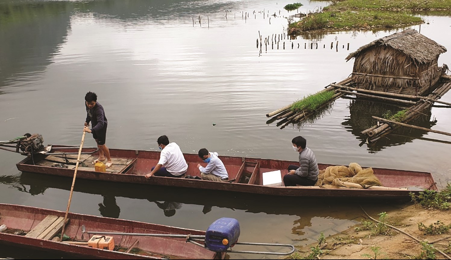 Lực lượng chức năng kiểm tra hiện tượng cá chết trên sông