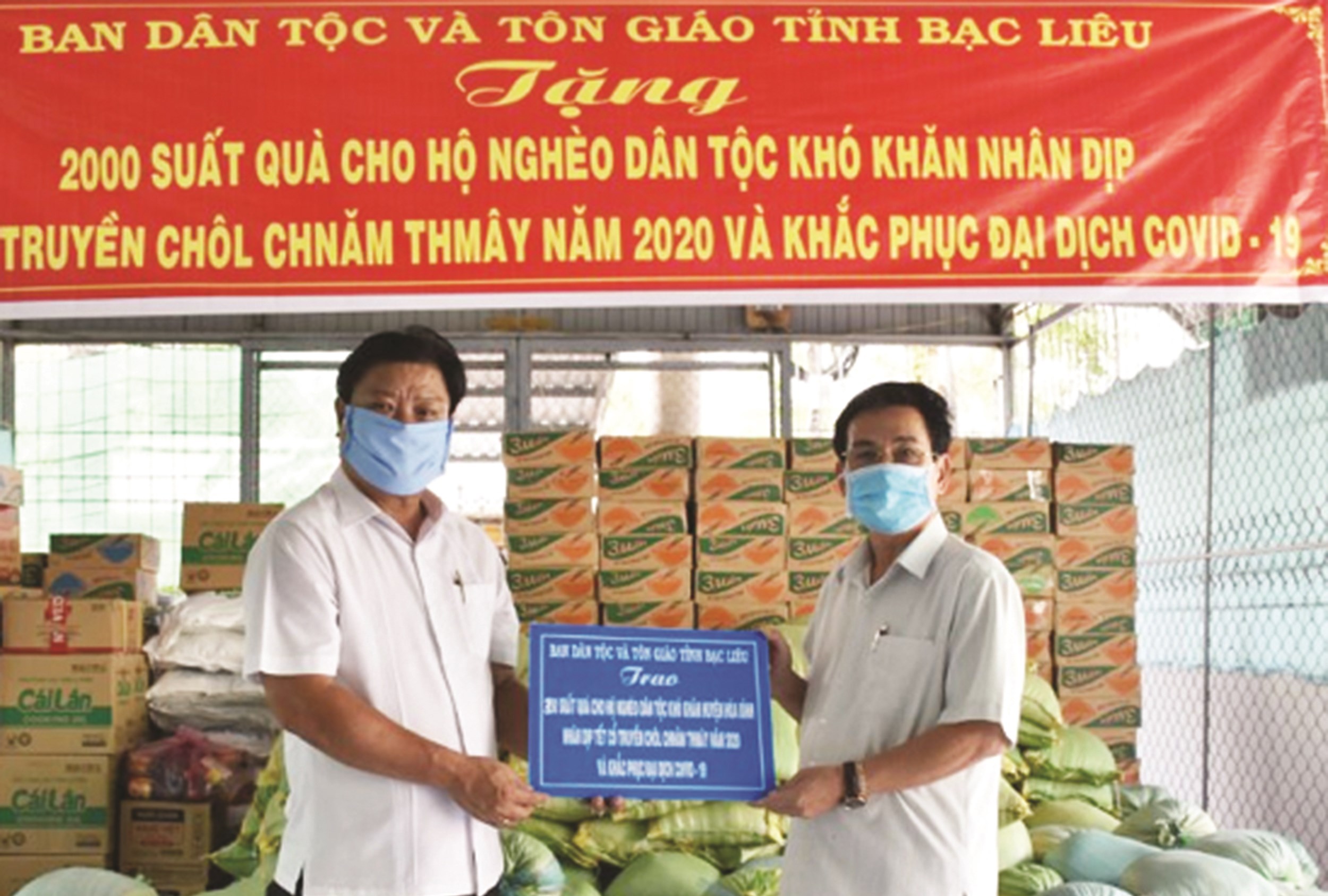 Ông Trần Hoàng Duyên (trái) Trưởng Ban Dân tộc và Tôn giáo tỉnh Bạc Liêu trao đại diện 350 suất quà cho đồng bào Khmer nghèo và cận nghèo trên địa bàn Huyện Hòa Bình. 