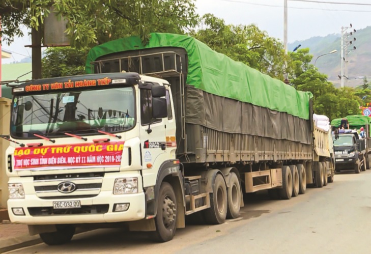 Gạo cứu trợ được vận chuyển đến các huyện, xã vùng cao, từ đó phát tận tay cho các hộ nghèo