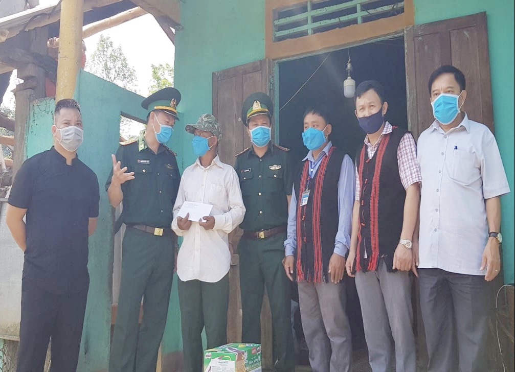 Lãnh đạo Bộ Chỉ huy BĐBP tỉnh Quảng Trị tặng quà Nhân dân bị thiệt hại do lốc xoáy