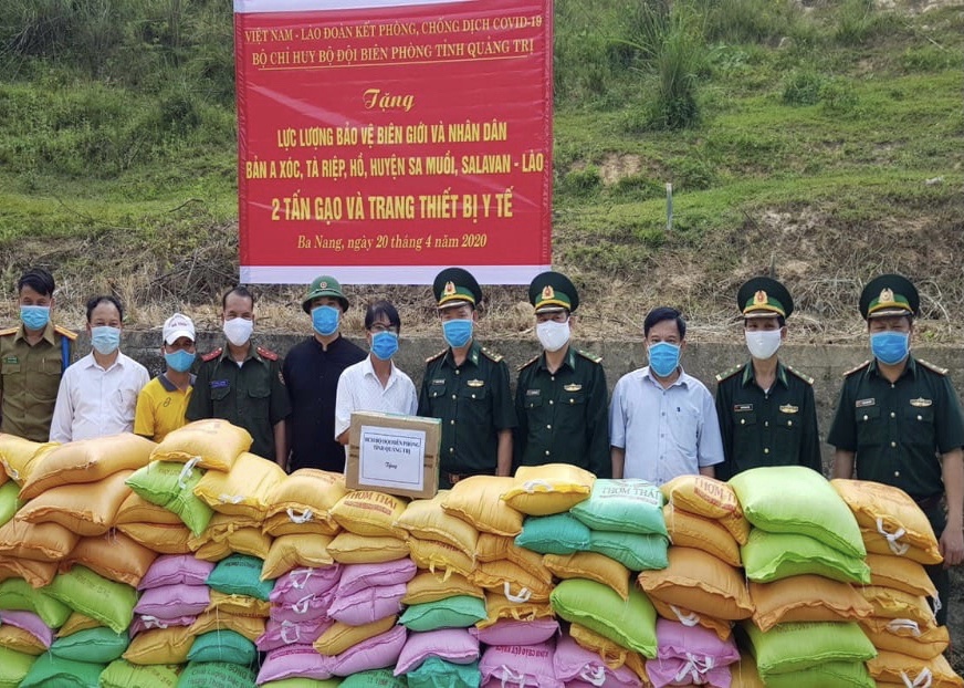 Lãnh đạo Bộ Chỉ huy BĐBP tỉnh Quảng Trị (Việt Nam) tặng quà Nhân dân, lực lượng vũ trang của huyện Sa Muội (tỉnh Salavan, Lào)