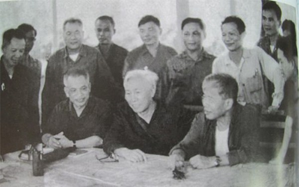 Đồng chí Văn Tiến Dũng (ngồi ngoài cùng, bên trái) và các đồng chí trong Bộ Chỉ huy Chiến dịch Hồ Chí Minh tháng 4/1975. Ảnh tư liệu