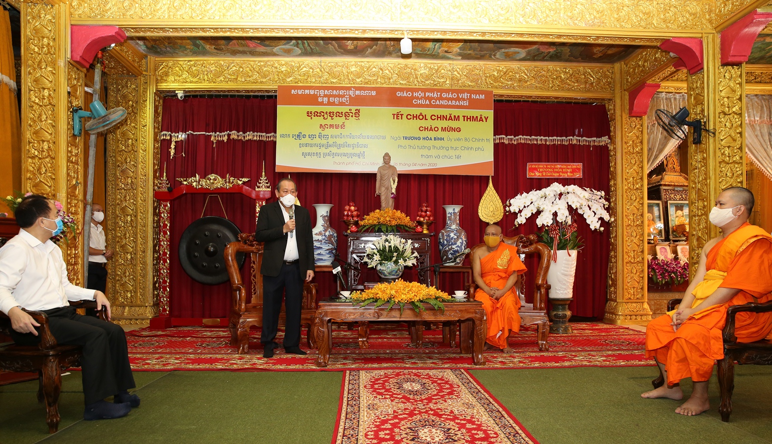 Phó Thủ tướng Thường trực Chính phủ Trương Hòa Bình phát biểu với Hòa thượng Danh Lung và các sư sãi chùa Changtarangsay