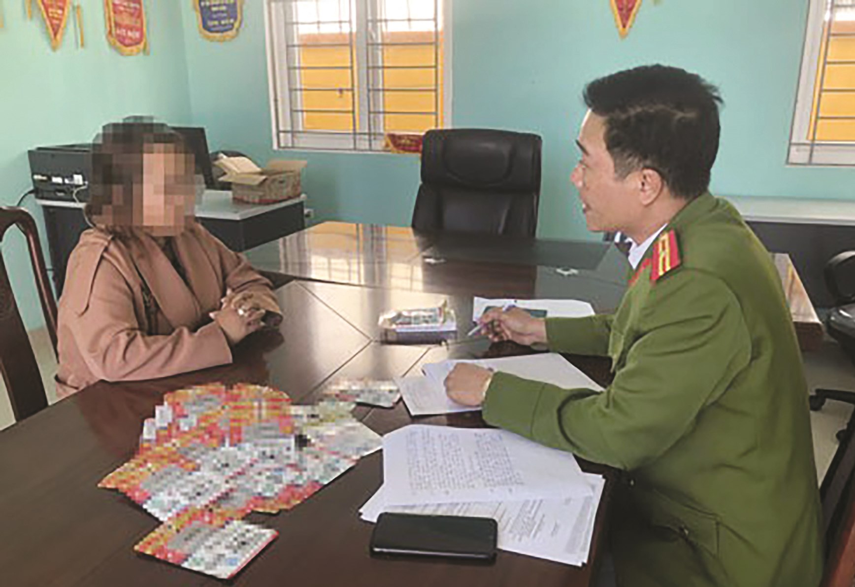 Nguyễn Thị Th. (Thừa Thiên - Huế) bị xử phạt hành chính vì bán thẻ giả chống dịch Covid-19