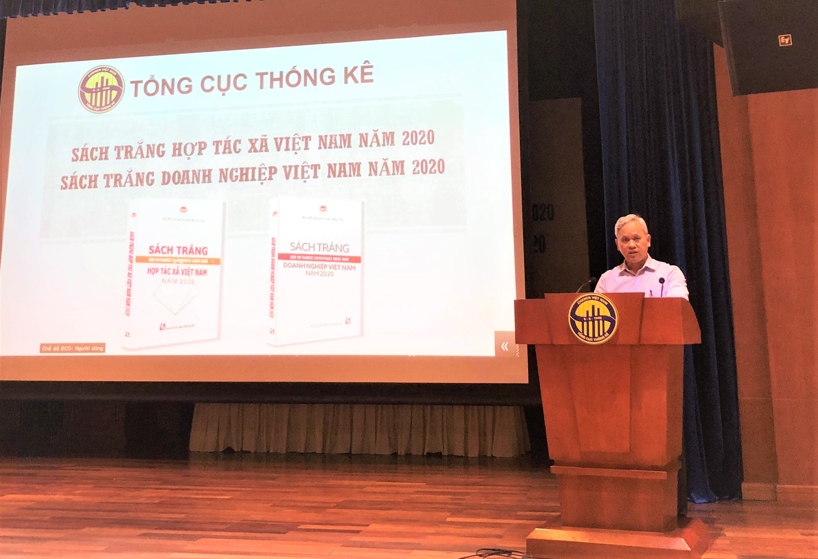 Ông Nguyễn Bích Lâm, Tổng Cục trưởng TCTK giới thiệu về hai cuốn sách trắng tại buổi họp báo