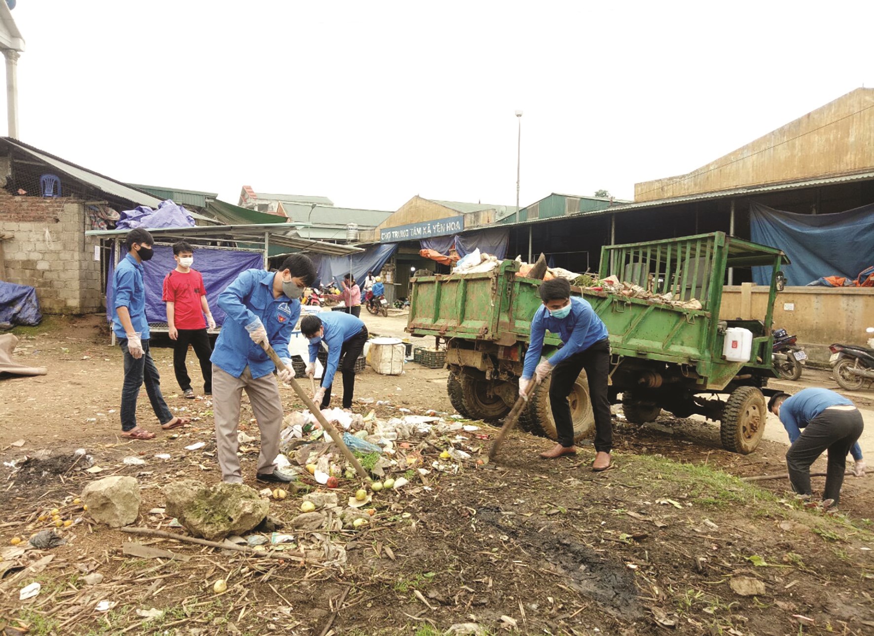 Đoàn viên, thanh niên xã Yên Hoa tham gia dọn vệ sinh chợ trung tâm xã