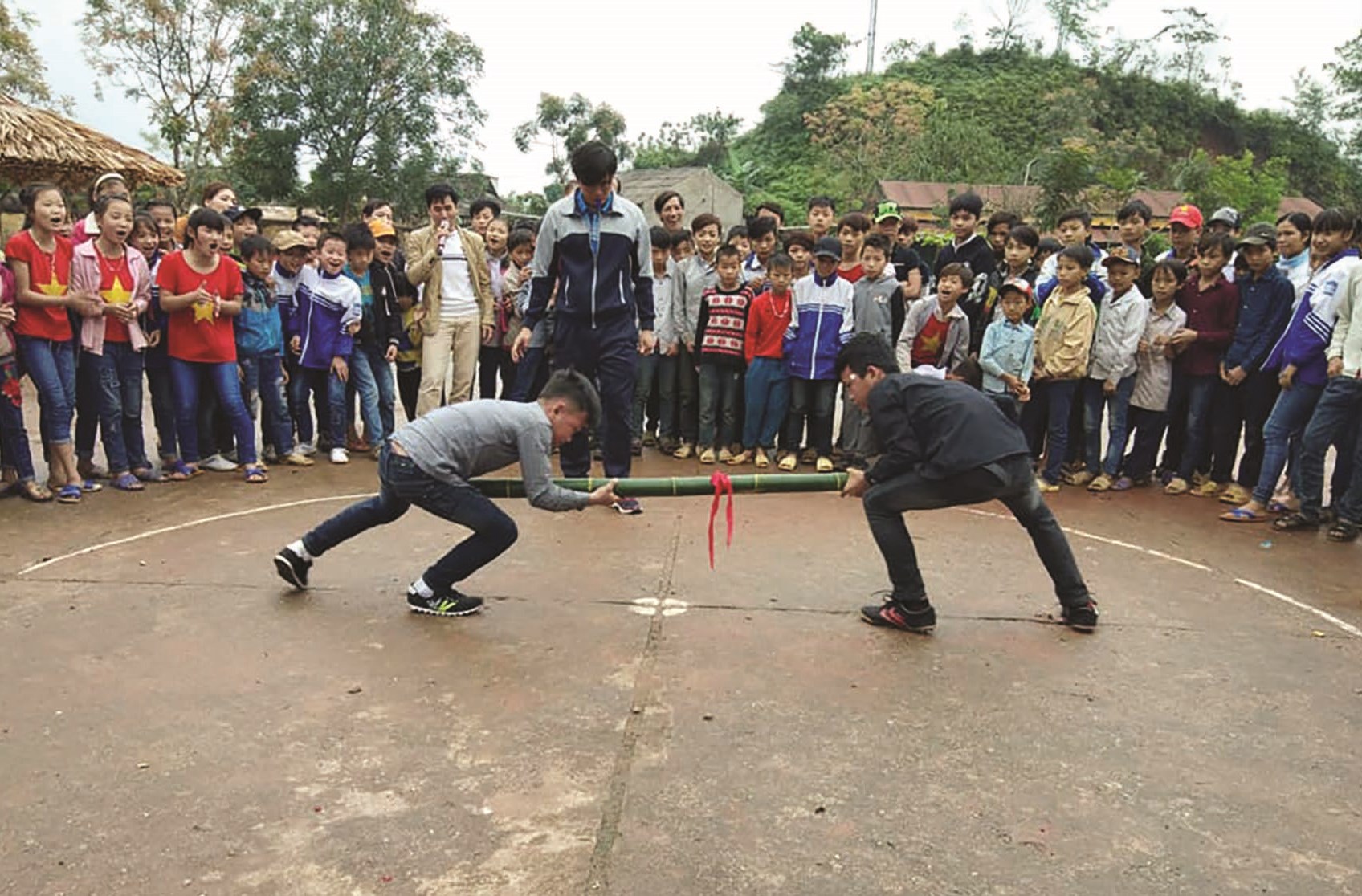 Học sinh Trường THCS Tân Bắc (huyện Quang Bình, Hà Giang) tham gia trò chơi dân gian đẩy gậy