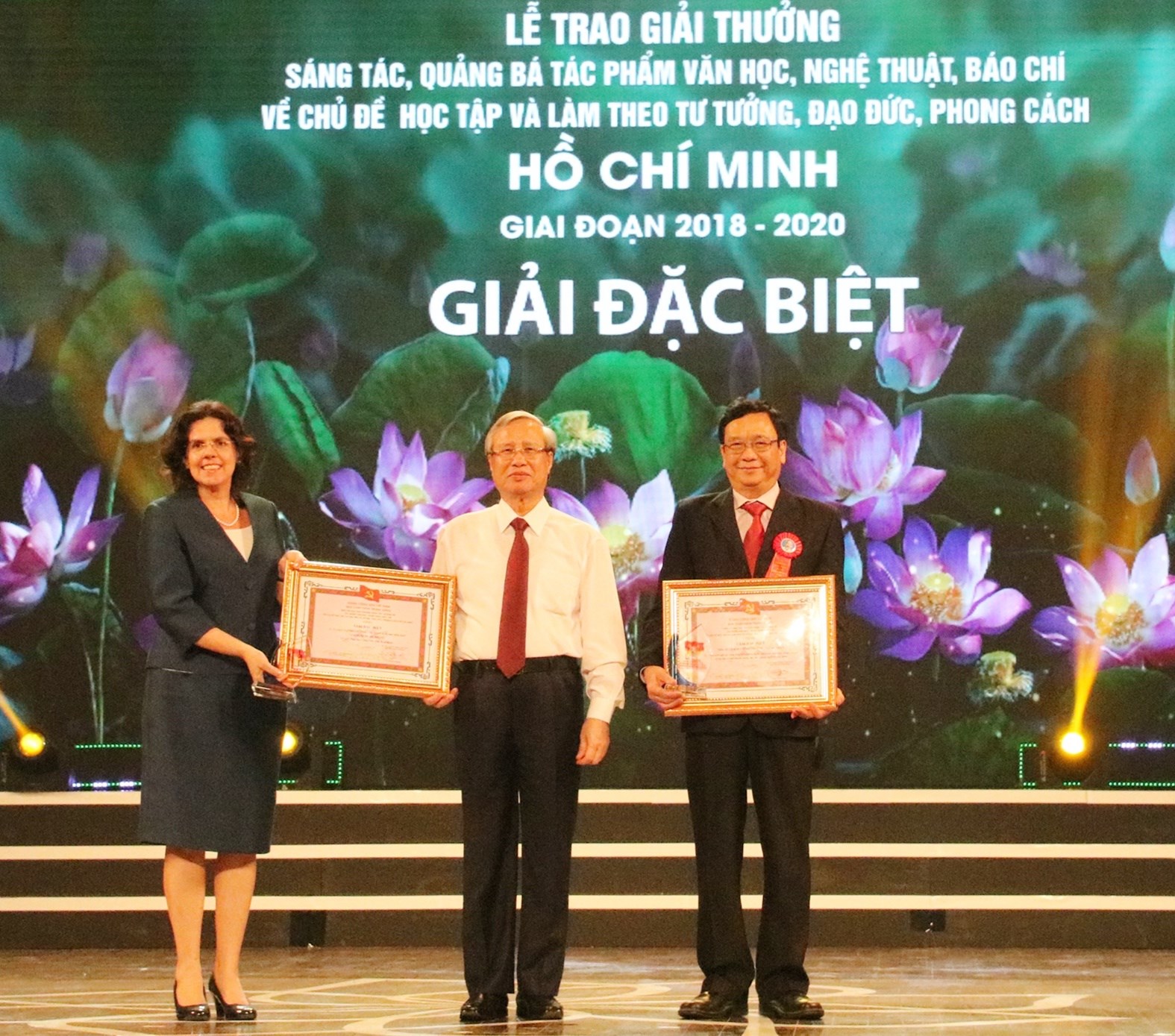 Ủy viên Bộ Chính trị, Thường trực Ban Bí thư Trần Quốc Vượng trao 2 Giải đặc biệt cho các cá nhân, tập thể đoạt giải