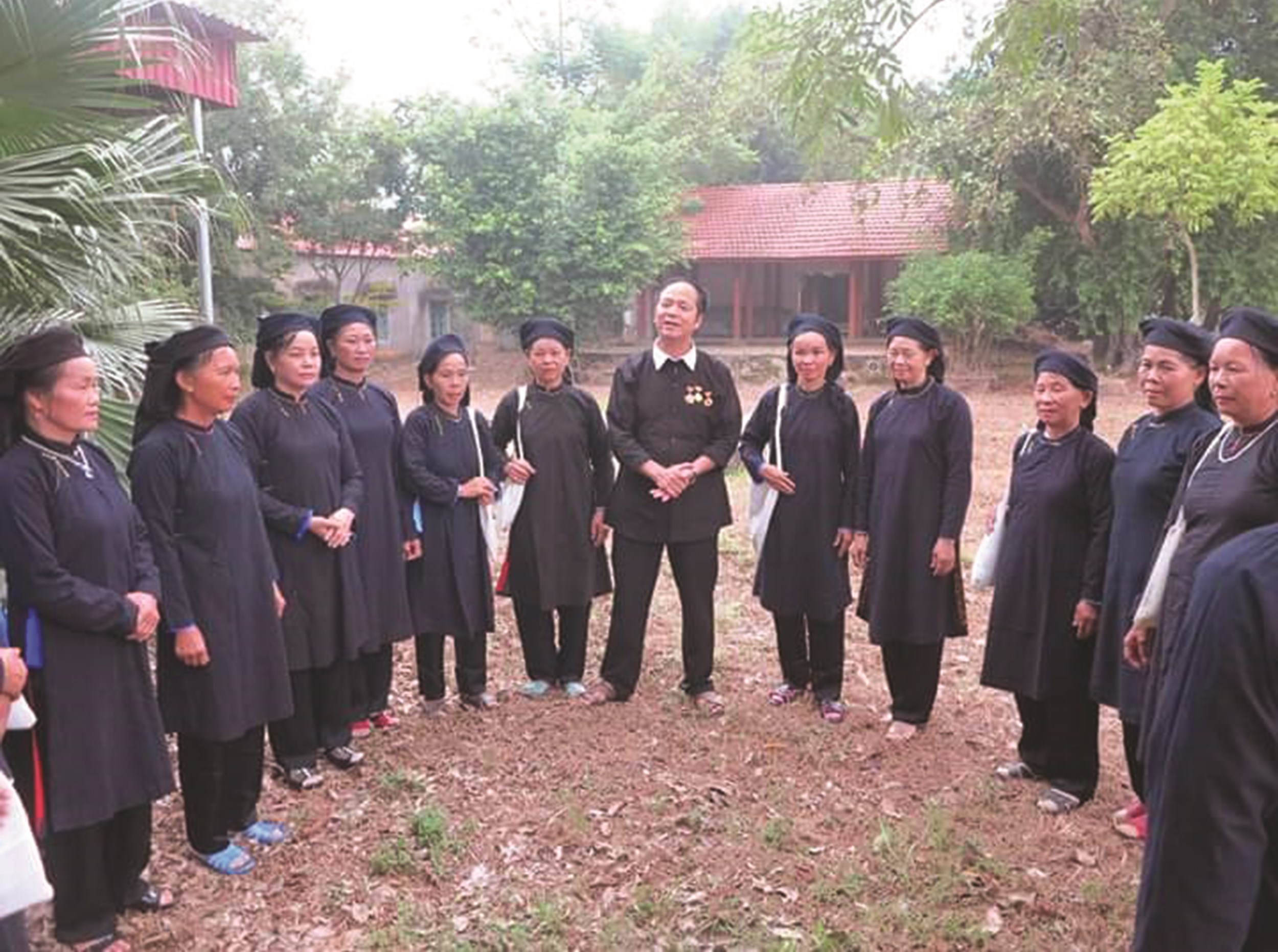 Ông Lâm Minh Sặp cùng các thành viên trong CLB dân ca Sán Chí xã Kiên Lao.