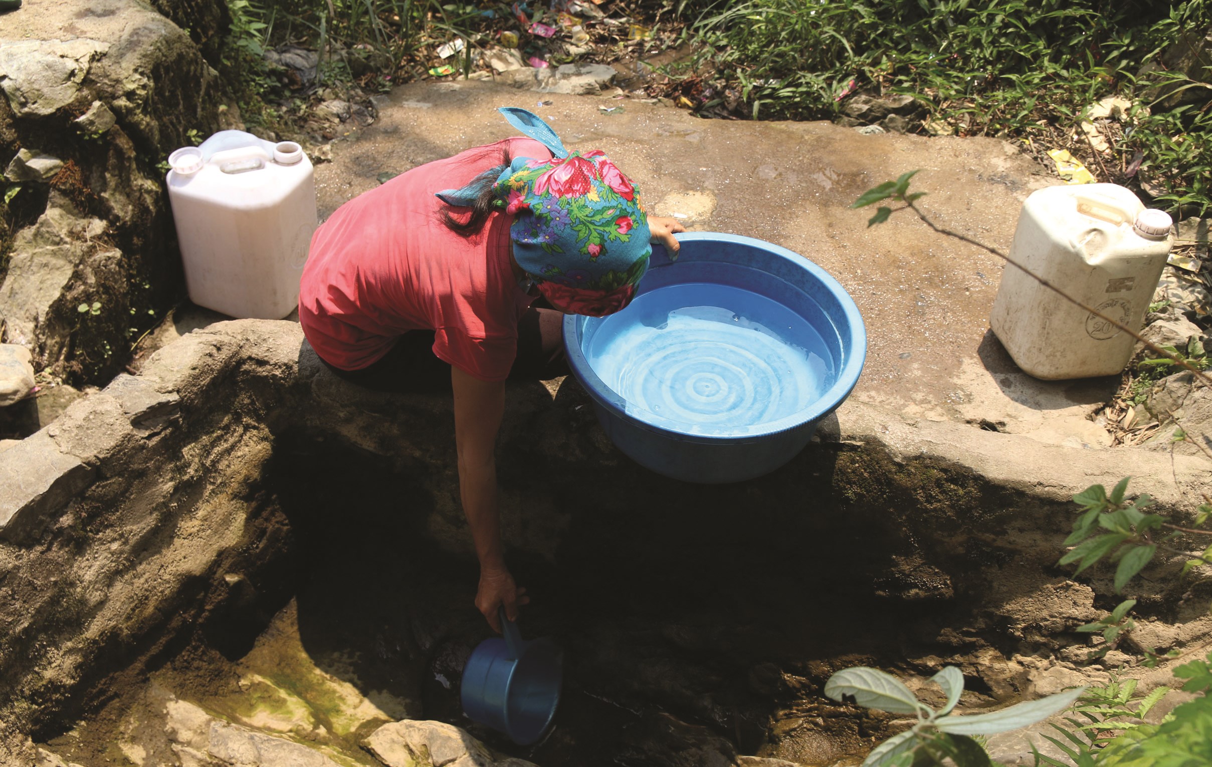 Thời tiết cực đoan khiến nhiều bản làng vùng cao thuộc huyện Kỳ Sơn (Nghệ An) rơi vào tình trạng thiếu nước sinh hoạt trầm trọng. (Ảnh Minh Thứ)
