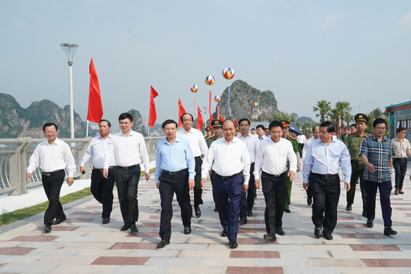 Thủ tướng thăm tuyến đường bao biển Trần Quốc Nghiễn tại TP. Hạ Long. Ảnh: VGP