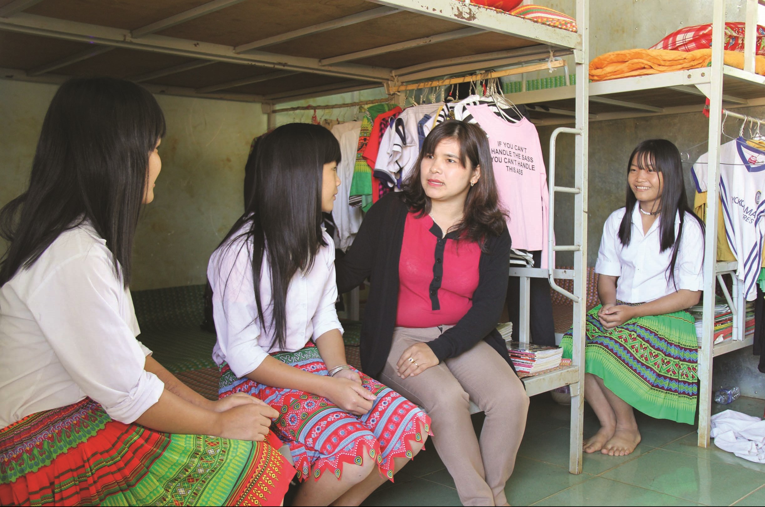 Cô giáo Trường THCS Đăk R’măng thường xuyên trao đổi, chia sẻ để động viên các em học sinh ở nội trú an tâm học tập
