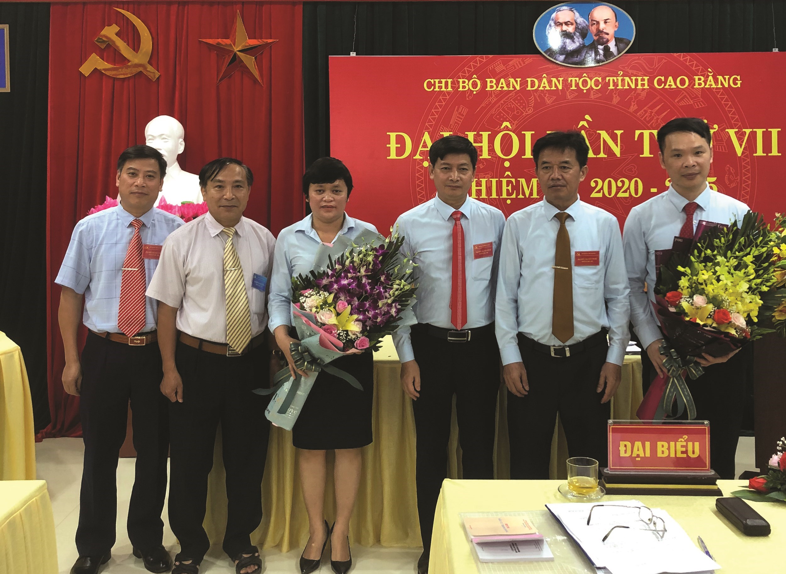 Đại diện Đảng ủy Khối các cơ quan và doanh nghiệp tỉnh Cao Bằng tặng hoa chúc mừng Ban Chi ủy Chi bộ nhiệm kỳ mới