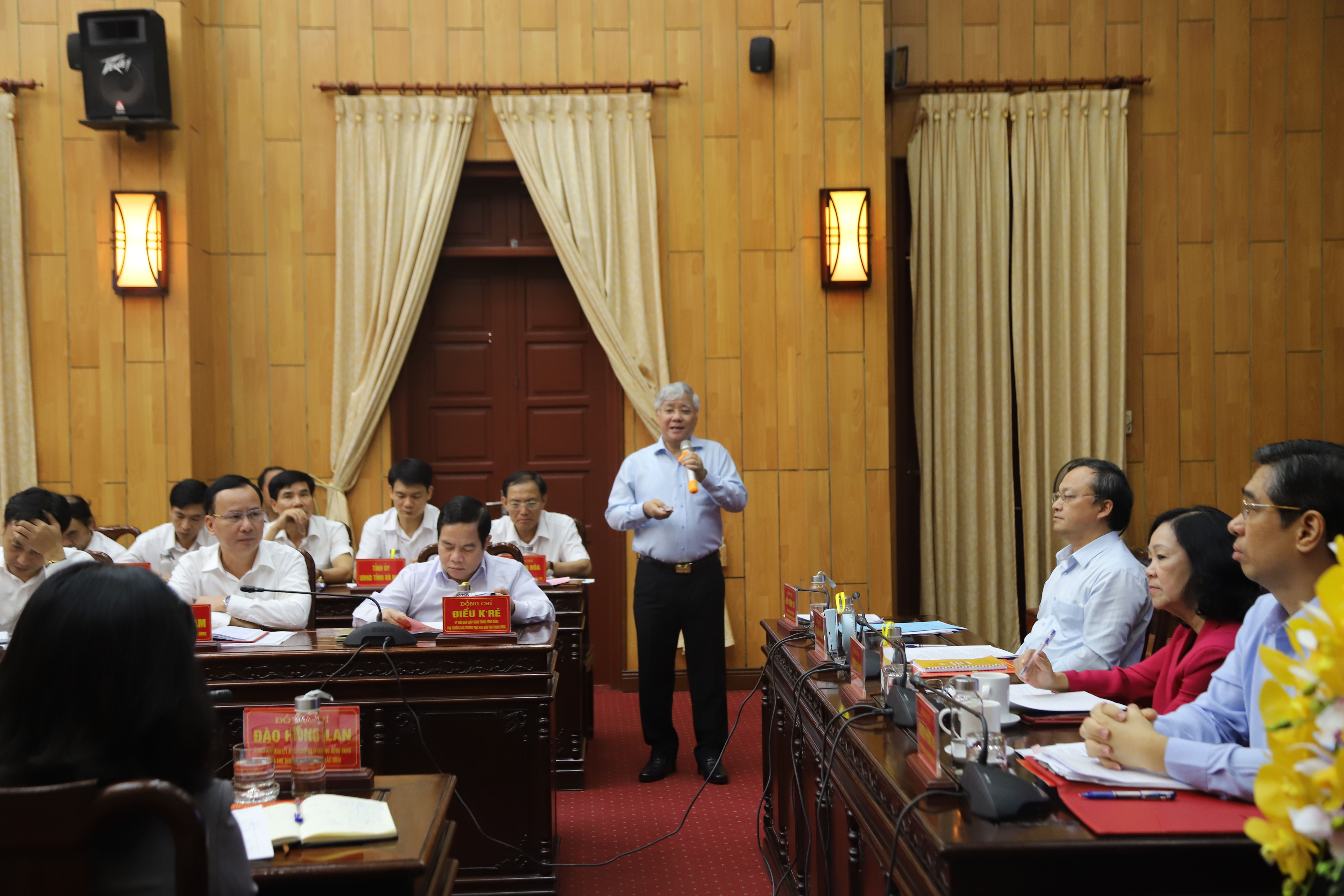Bộ trưởng, Chủ nhiệm Ủy ban Dân tộc Đỗ Văn Chiến quán triệt Kết luận 65-KL-TW tại Hội nghị.