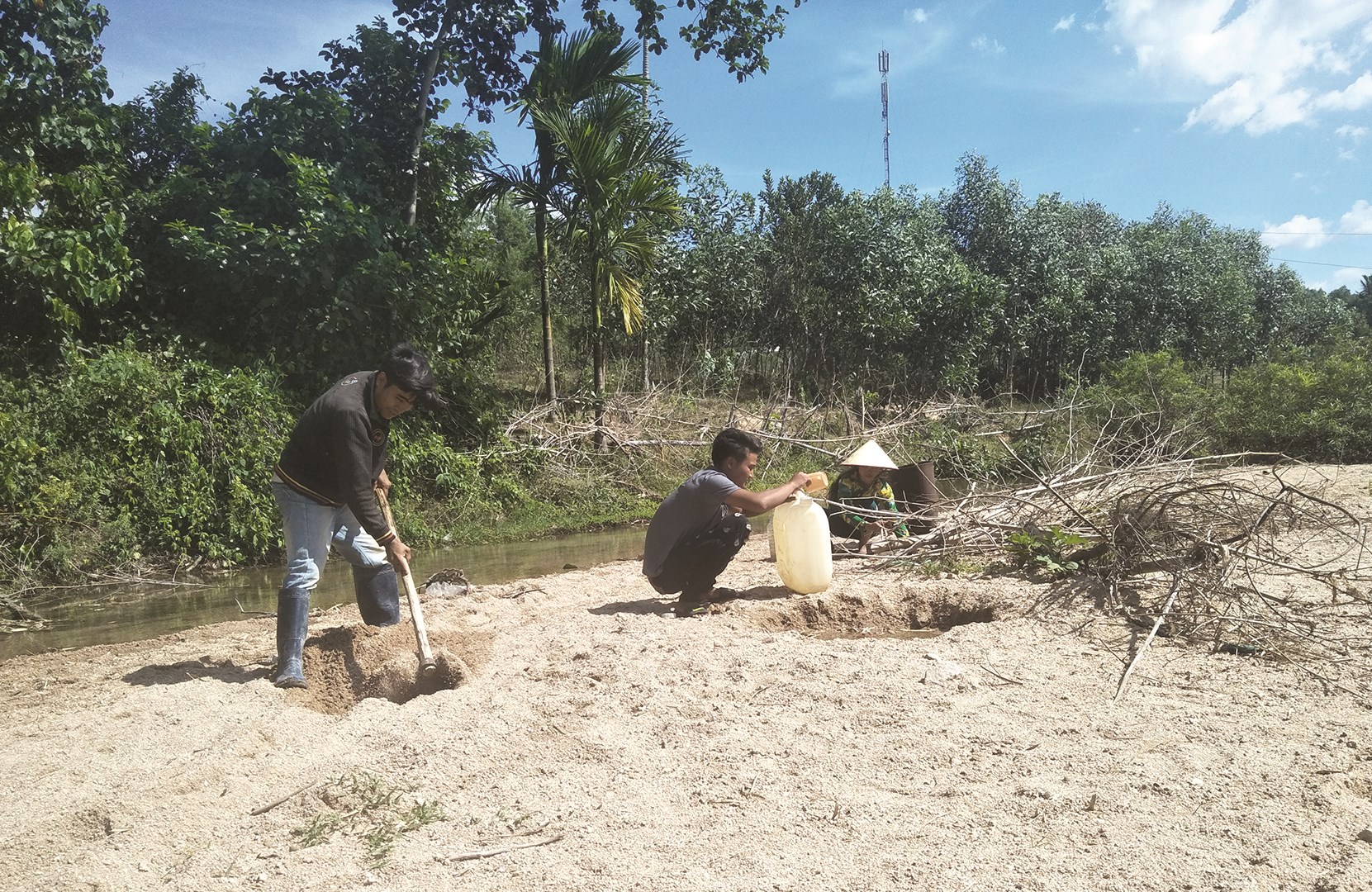 Nắng hạn, không có nước sinh hoạt người dân miền núi Khánh Hòa phải ra suối đào hố múc nước về dùng