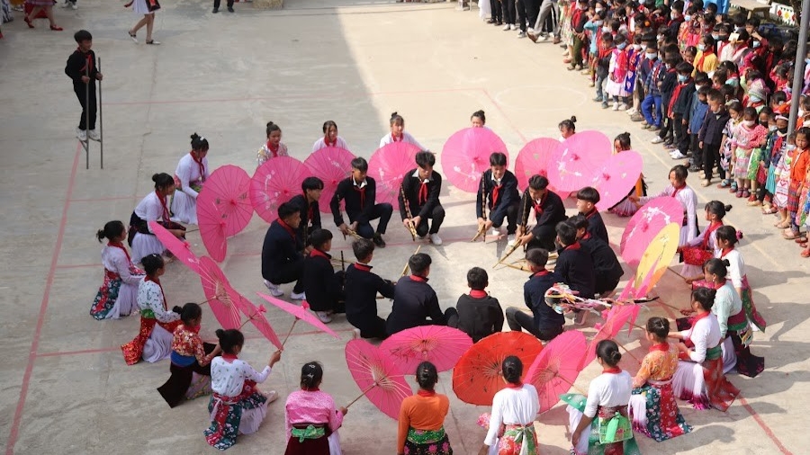  Các em học sinh Trường Tiểu học xã Cán Chu Phìn, huyện Mèo Vạc, Hà Giang đang biểu diễn múa khèn