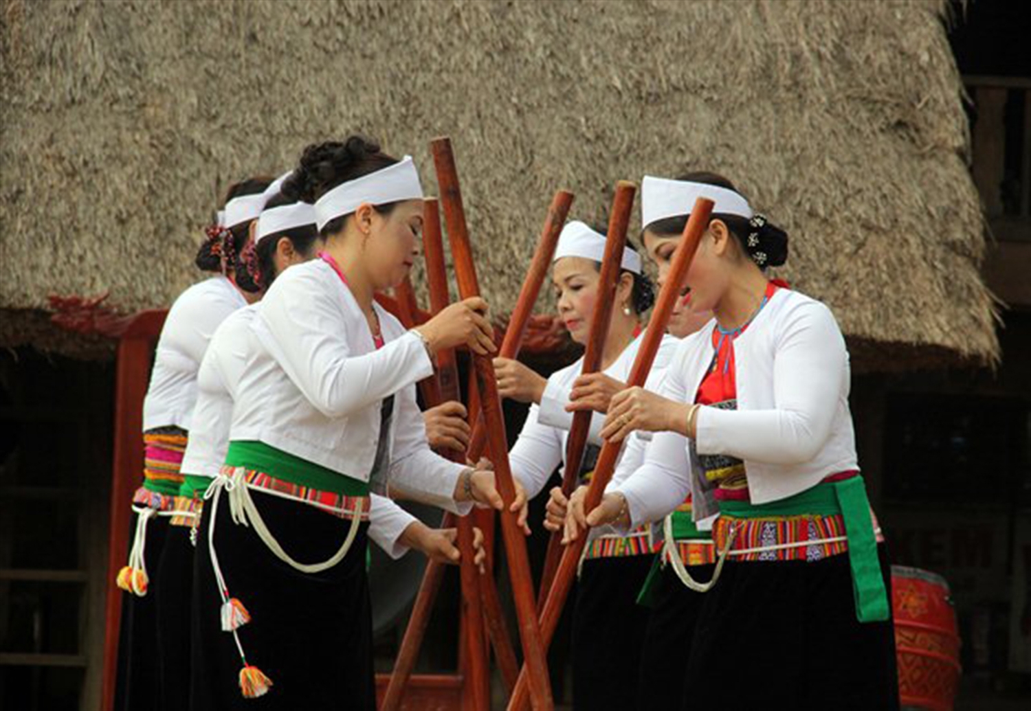 Phụ nữ dân tộc Mường trong trang phục truyền thống