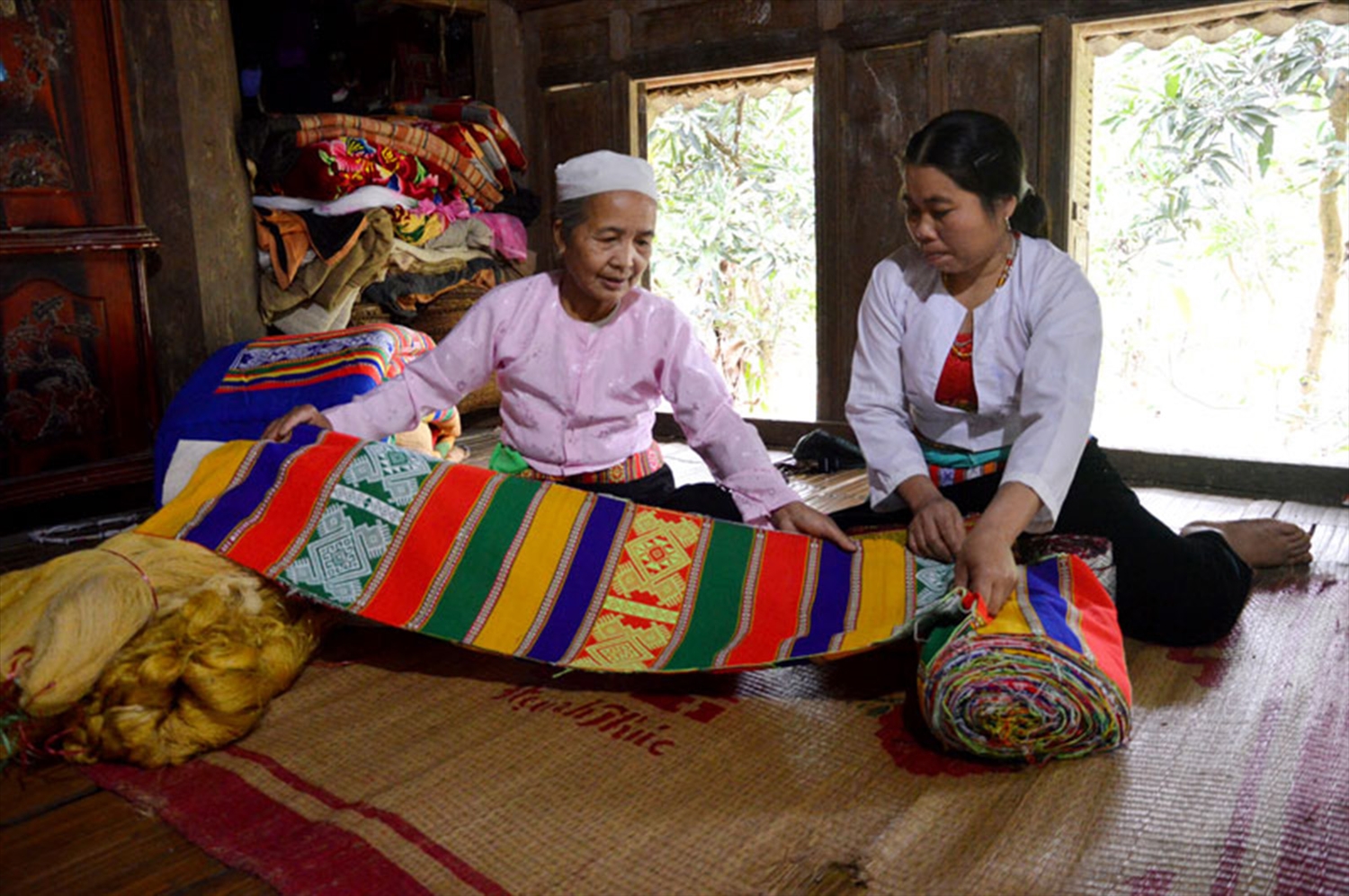 Nghệ nhân cao niên người Mường truyền dạy nghề dệt thổ cẩm truyền thống