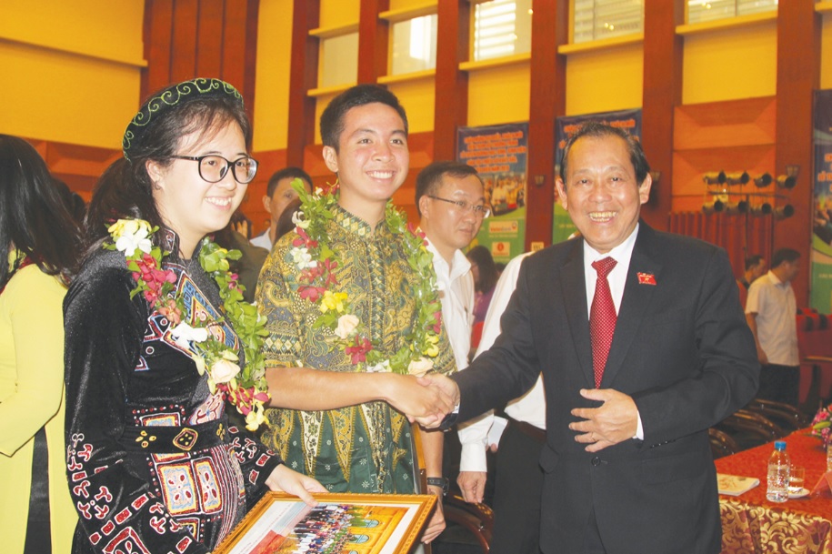 Phó Thủ tướng Thường trực Chính phủ Trương Hòa Bình trò chuyện với các em học sinh, sinh viên tại Lễ Tuyên dương 