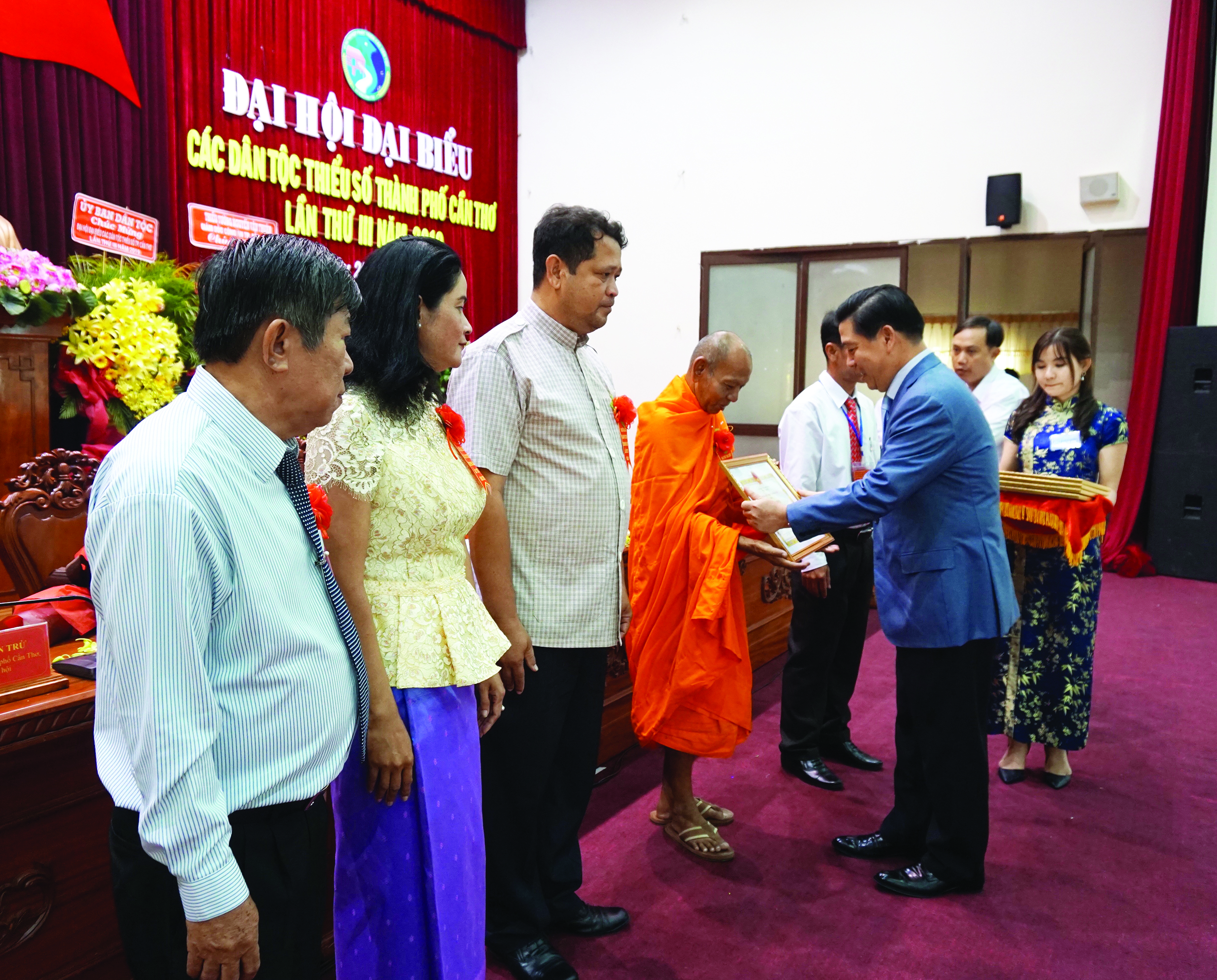 Thứ trưởng, Phó Chủ nhiệm UBDT Lê Sơn Hải trao Bằng khen của Bộ trưởng, Chủ nhiệm UBDT đến các tập thể và cá nhân.