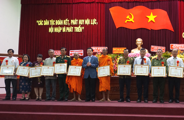 Thứ trưởng, Phó Chủ nhiệm Lê Sơn Hải chụp ảnh lưu niệm cùng các tập thể và cá nhân vinh dự được nhận Bằng khen của Bộ trưởng, Chủ nhiệm UBDT.
