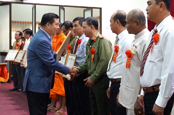 Thứ trưởng, Phó Chủ nhiệm UBDT Lê Sơn Hải trao Bằng khen của Bộ trưởng, Chủ nhiệm UBDT đến các tập thể và cá nhân.