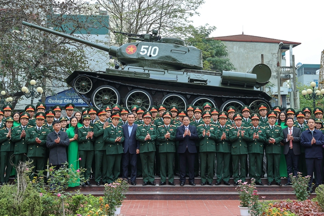 Thủ tướng thăm, kiểm tra công tác sẵn sàng chiến đấu tại một số đơn vị quân đội, công an - Ảnh 9.
