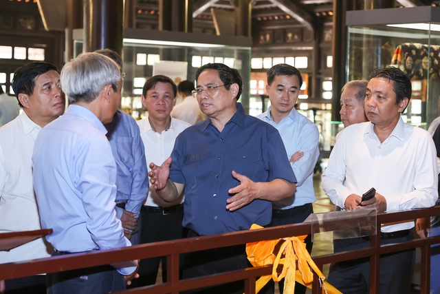Thủ tướng kiểm tra tiến độ cầu vượt cửa biển Thuận An; thăm Bảo tàng Cổ vật cung đình Huế - Ảnh 6.