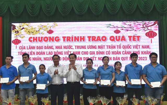 Phó Thủ tướng Lê Minh Khái chúc tết gia đình chính sách, người lao động tỉnh Long An - Ảnh 5.
