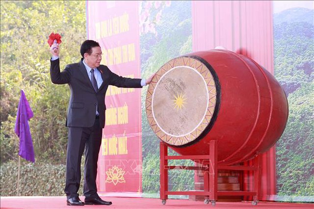 Chủ tịch Quốc hội Vương Đình Huệ dự Lễ phát động thi đua và Tết trồng cây tại Tuyên Quang - Ảnh 1.