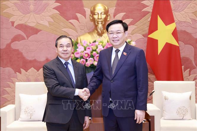 Chủ tịch Quốc hội Vương Đình Huệ tiếp Đại sứ Lào đến chào từ biệt 