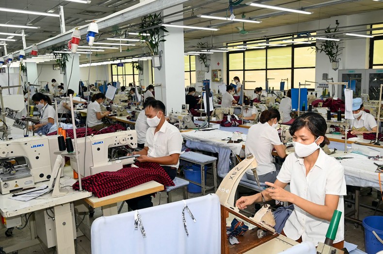 Sản xuất các mặt hàng xuất khẩu tại Tổng công ty May 10. Ảnh: Duy Linh