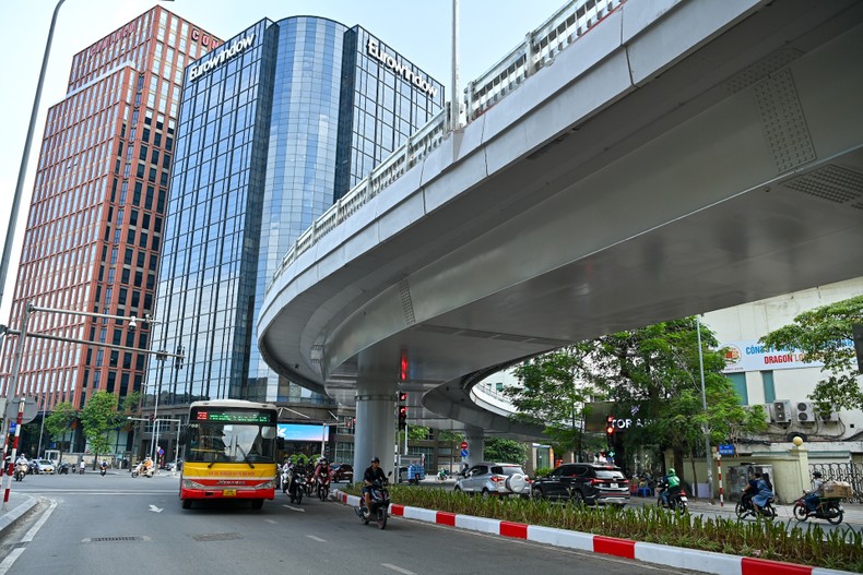 Cầu vượt chữ C tại nút giao Phạm Ngọc Thạch - Chùa Bộc được hoàn thành và đưa vào sử dụng giúp giảm ùn tắc giao thông tại khu vực.