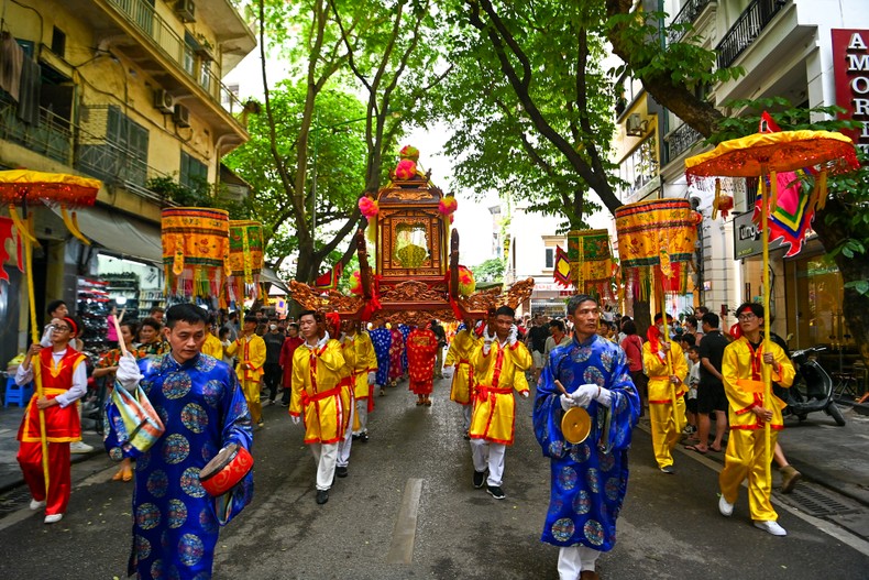 Lễ rước kiệu truyền thống tại lễ hội Đình Kim Ngân (quận Hoàn Kiếm, Hà Nội). Ảnh: Duy Linh