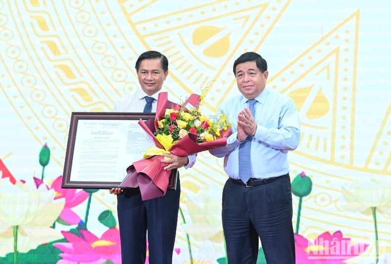 Bộ trưởng Kế hoạch và Đầu tư Nguyễn Chí Dũng trao Quyết định của Thủ tướng Chính phủ phê duyệt Quy hoạch tỉnh Sóc Trăng thời kỳ 2021-2030, tầm nhìn đến năm 2050 cho tỉnh Sóc Trăng. (Ảnh Duy Linh)