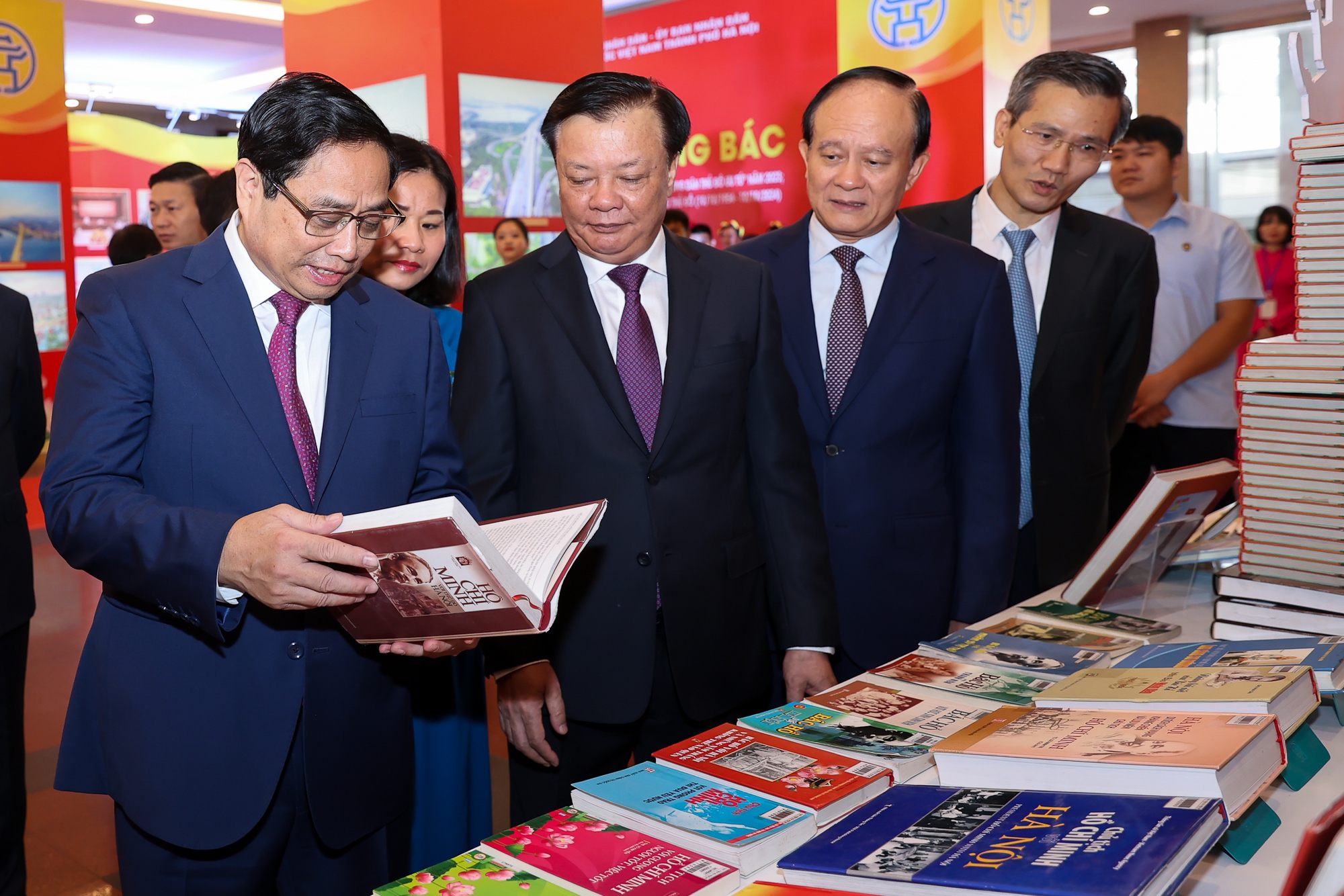 Thủ tướng và các đại biểu thăm triển lãm sách, ảnh "Hà Nội Ngàn hoa dâng Bác" - Ảnh: VGP/Nhật Bắc