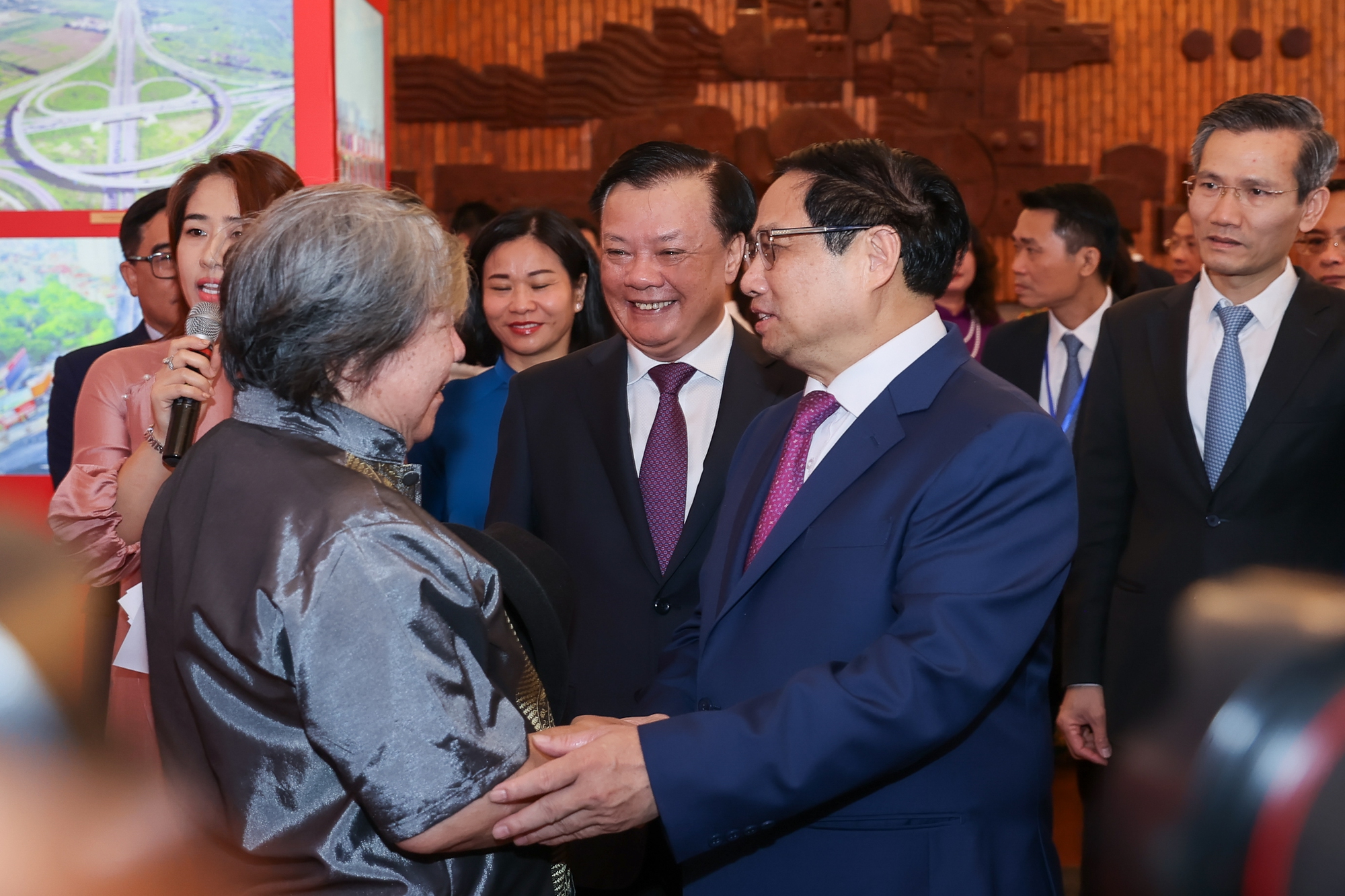 Thủ tướng thăm hỏi nhà sử học Lê Văn Lan - một trong những gương điển hình tiên tiến, Người tốt việc tốt - Ảnh: VGP/Nhật Bắc