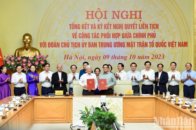 Thủ tướng Phạm Minh Chính và Chủ tịch Ủy ban Trung ương Mặt trận Tổ quốc Việt Nam Đỗ Văn Chiến ký kết Nghị quyết liên tịch.