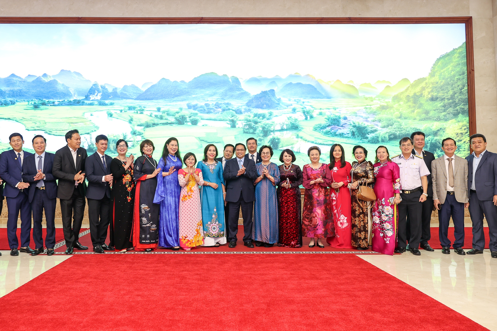 Thủ tướng Phạm Minh Chính và các đại biểu tham dự buổi gặp mặt, trong đó có các doanh nhân nữ tiêu biểu - Ảnh: VGP/Nhật Bắc