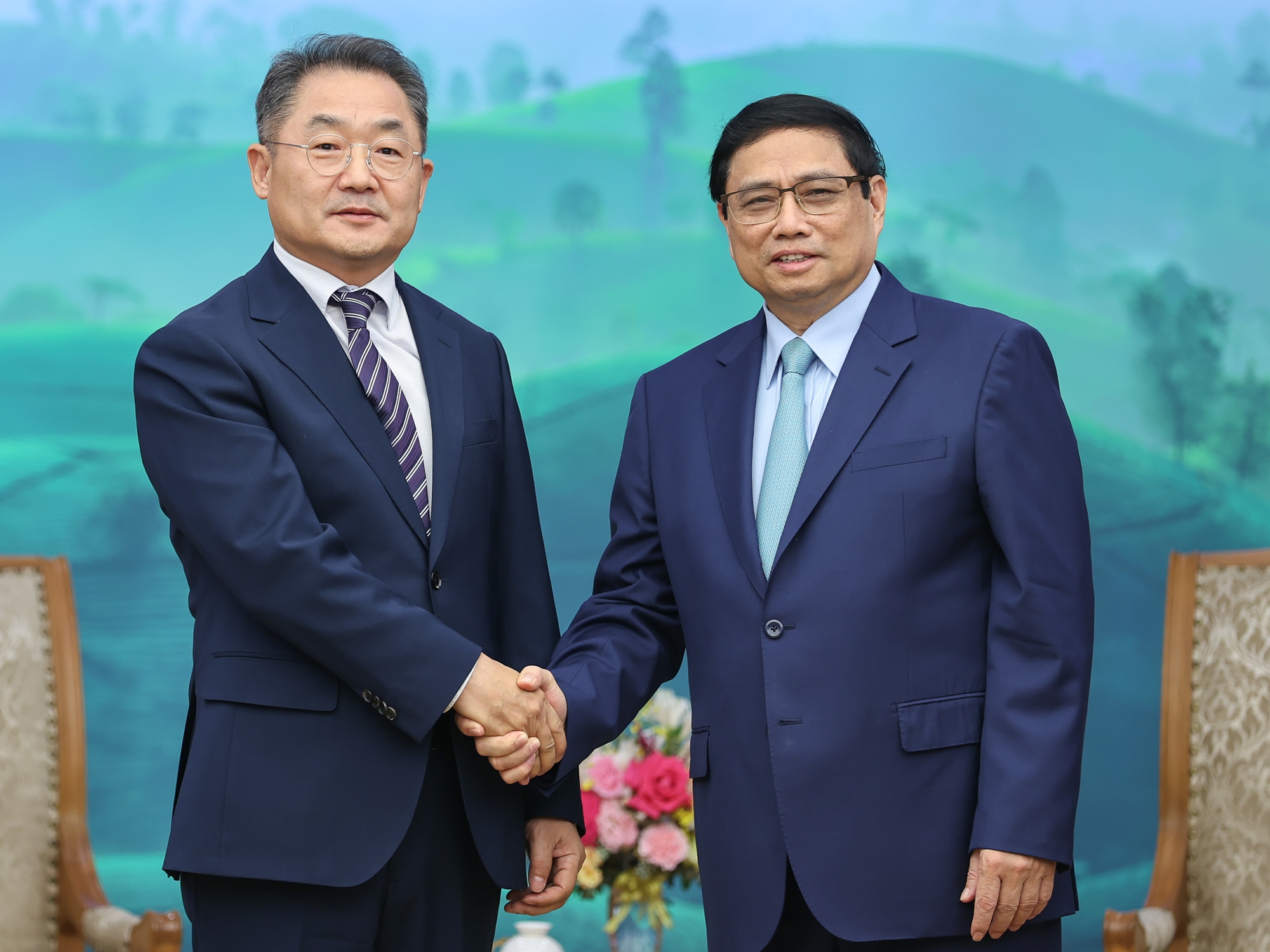 Thủ tướng Phạm Minh Chính tiếp ông Ji Rong Rip, Phó Chủ tịch, Tổng Giám đốc toàn cầu của Tập đoàn công nghệ Amkor - Ảnh: VGP/Nhật Bắc