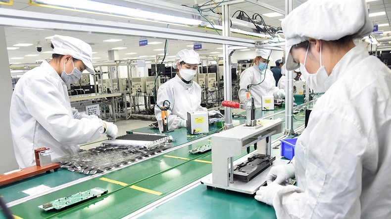 Sản xuất linh kiện điện tử tại Công ty TNHH Bumjin Electronics Vina, Quảng Ninh. (Ảnh đức anh)