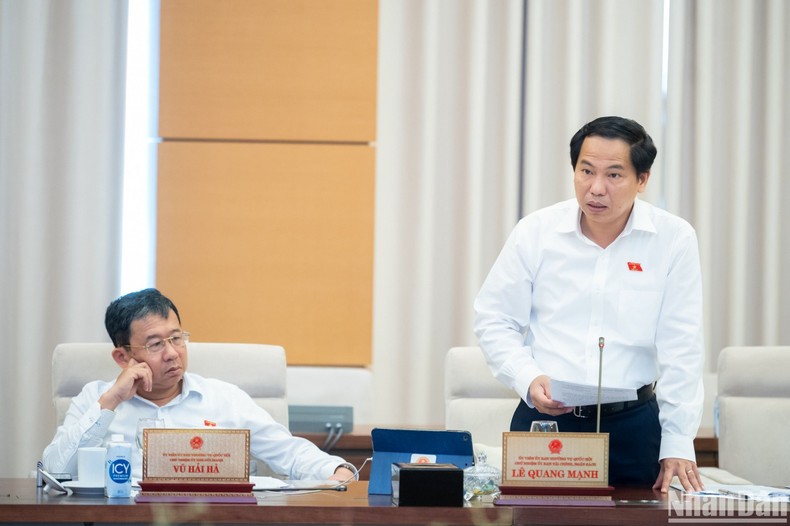 Chủ nhiệm Ủy ban Tài chính-Ngân sách Lê Quang Mạnh đồng tình đề xuất kéo dài thời gian thực hiện, giải ngân vốn các chương trình đến hết năm 2024. (Ảnh: DUY LINH)