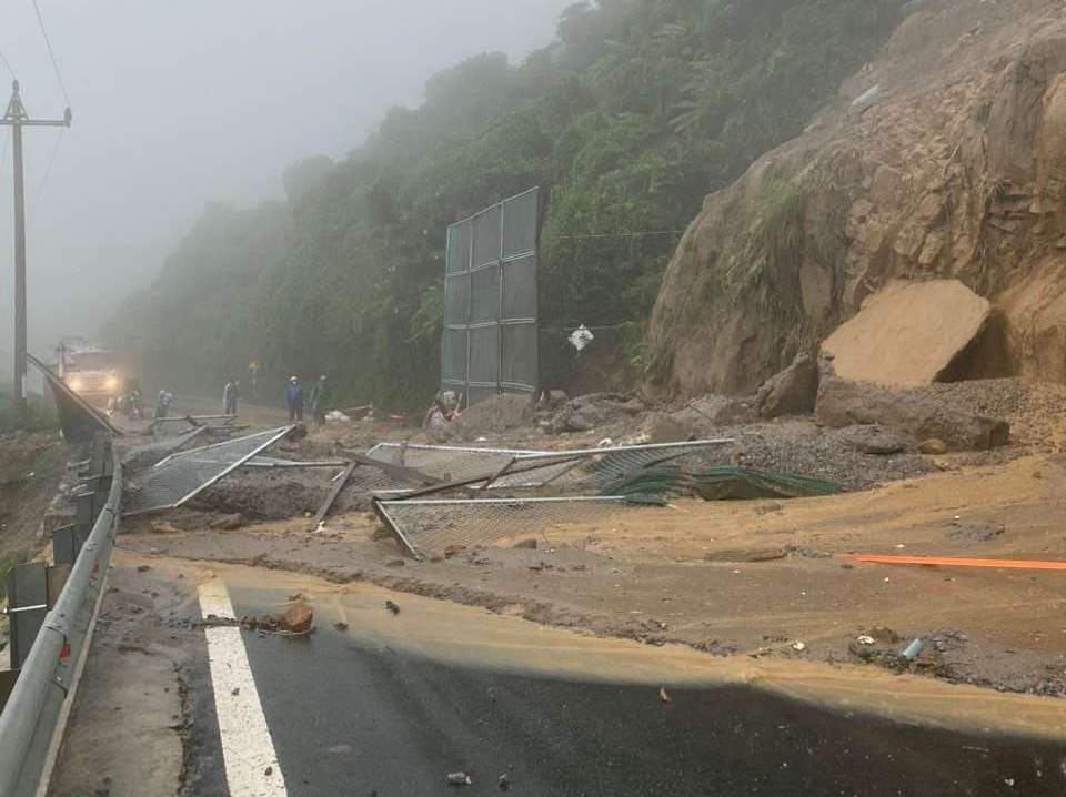 Mưa lớn gây sạt lở tại vị trí Km 905 Quốc lộ 1A khu vực đèo Hải Vân (địa phận Đà Nẵng)